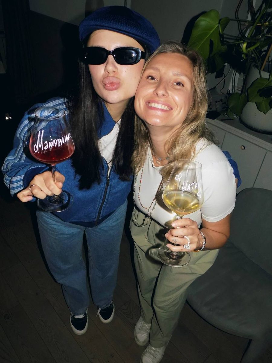 Гостьи бара чокаются бокалами вина